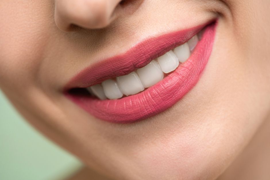 Zahnimplantate, Zirkoniumkronen und Veneers Emax in der Türkei: Ratgeber 2026