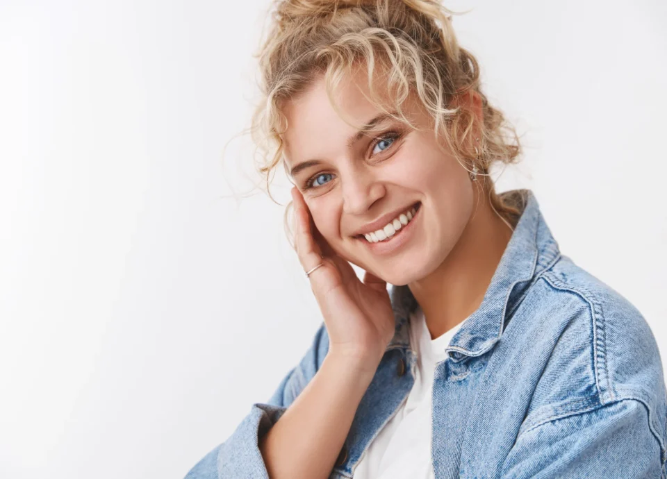 Frau mit perfektem Hollywood Smile nach Behandlung in Istanbul