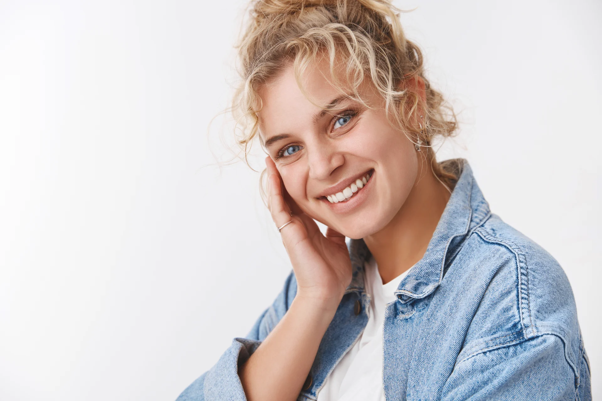 Veneers, Kronen Istanbul Hollywood Smile Türkei dent360 Clinic Istanbul Frau mit perfektem Hollywood Smile nach Behandlung in Istanbul