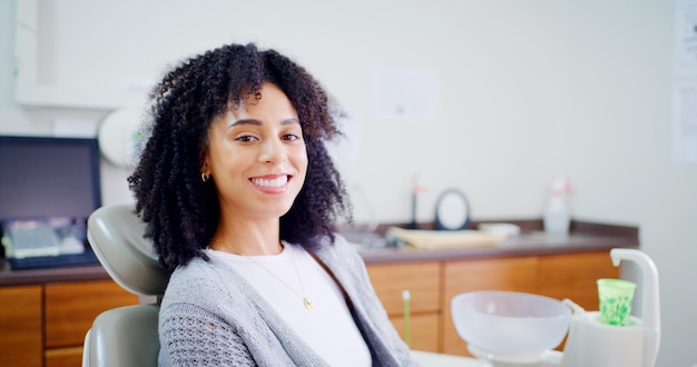 Zufriedene Patientin nach Zahnbehandlung in der Türkei – Zahntourismus Erfahrung 2026