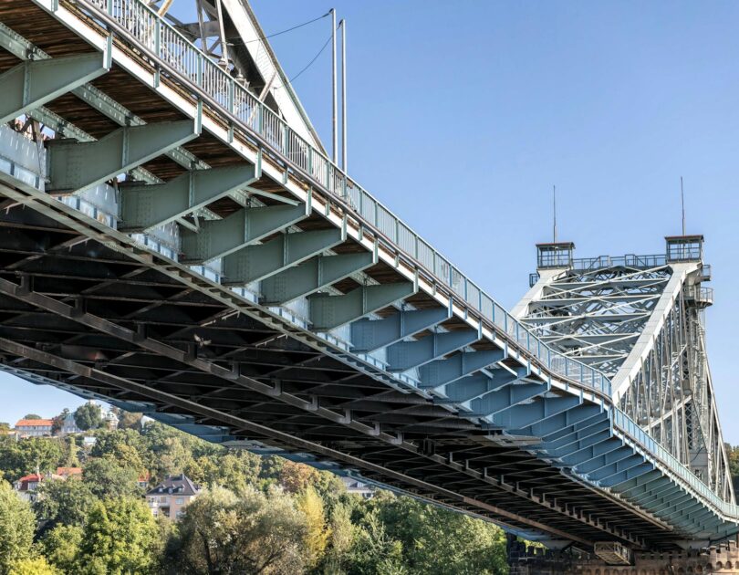 Zahnimplantat vs Brücke: Was ist günstiger? Der ehrliche Kostenvergleich 2026