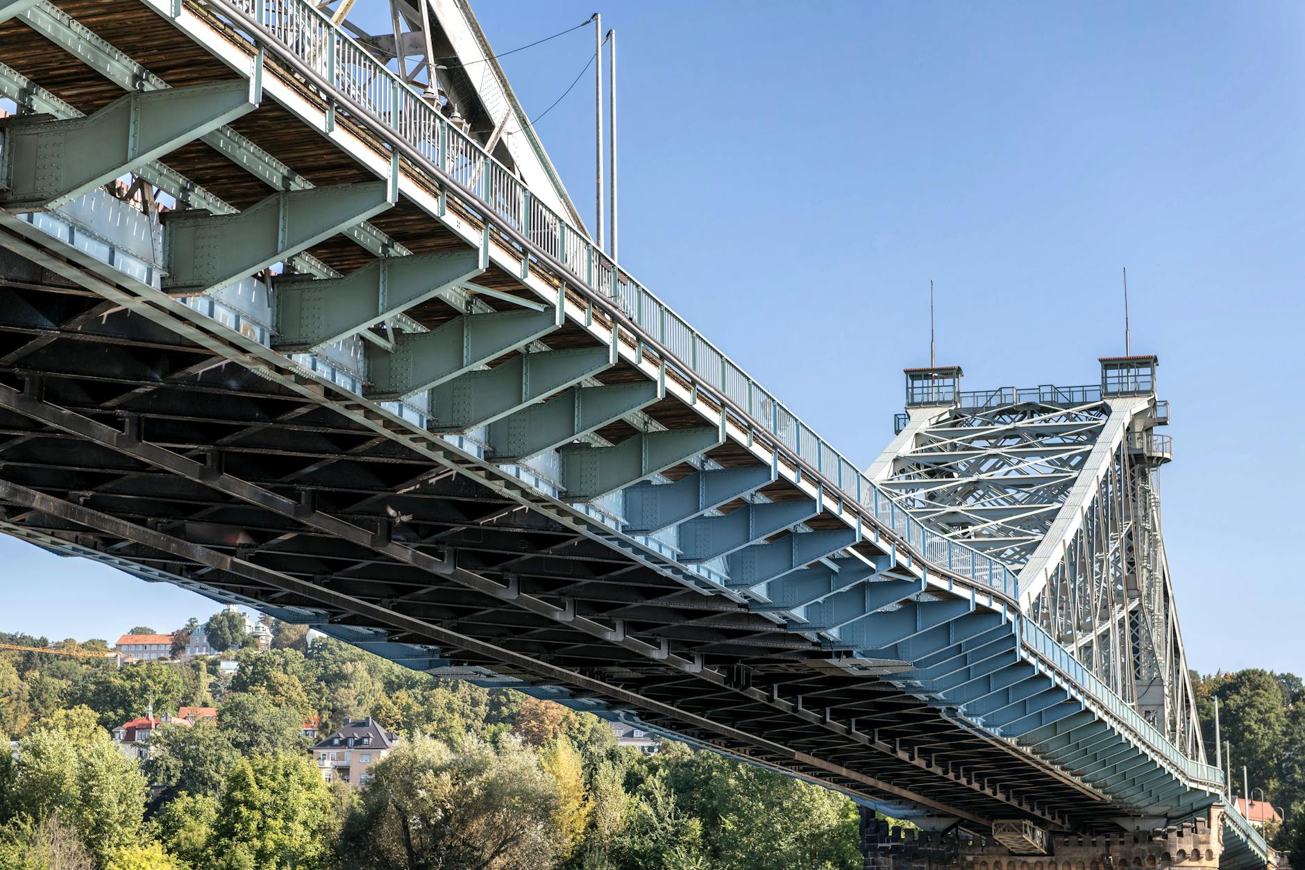 Zahnimplantat vs Brücke: Was ist günstiger? Der ehrliche Kostenvergleich 2026